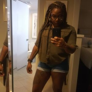 Meet your Posher, Alonia